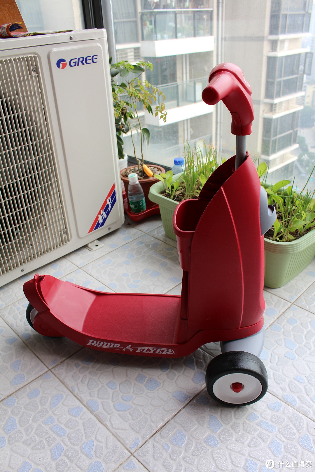 宝宝新礼物，红色小车车：Radio Flyer Ride 2 Glide Ride On 二合一滑板车