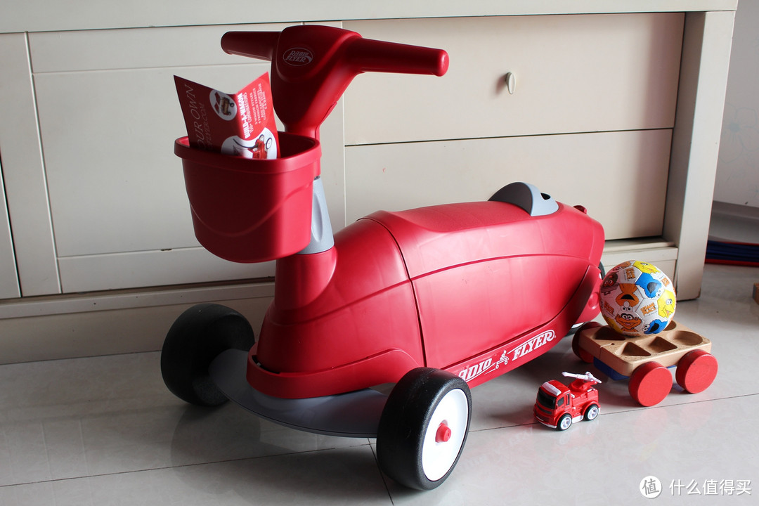 宝宝新礼物，红色小车车：Radio Flyer Ride 2 Glide Ride On 二合一滑板车