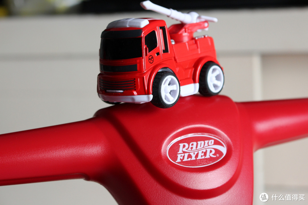 宝宝新礼物，红色小车车：Radio Flyer Ride 2 Glide Ride On 二合一滑板车