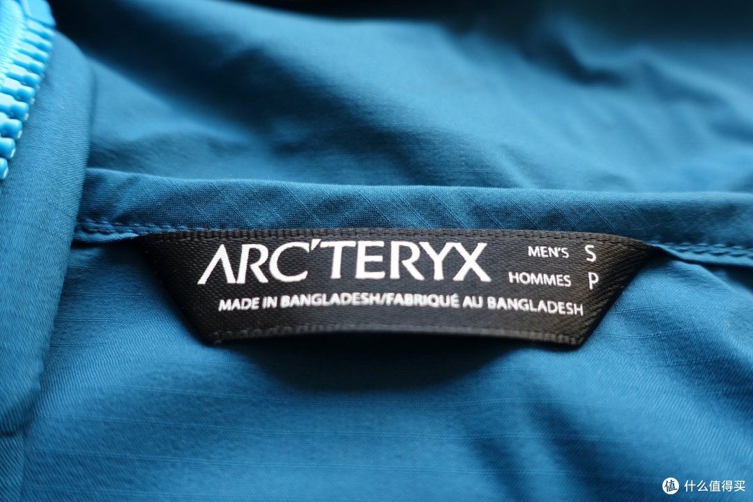 富帅鸟与屌丝侬的差距有多大：ARC'TERYX 始祖鸟Squamish 与 DECATHLON 迪卡侬皮肤风衣详细对比