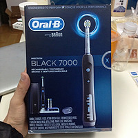 博朗 欧乐-B 7000 电动牙刷外观展示(机身|电源键|电量灯)