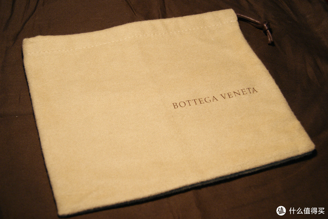 只是因为多看了你一眼：Bottega Veneta 电光蓝 编织小羊皮卡包