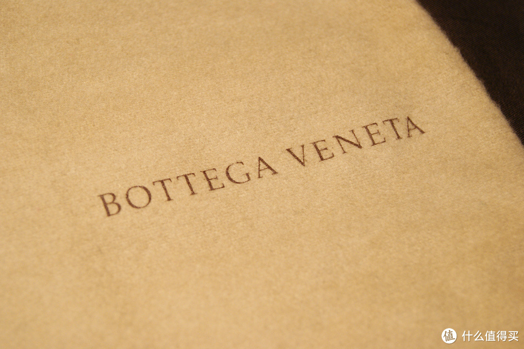 只是因为多看了你一眼：Bottega Veneta 电光蓝 编织小羊皮卡包