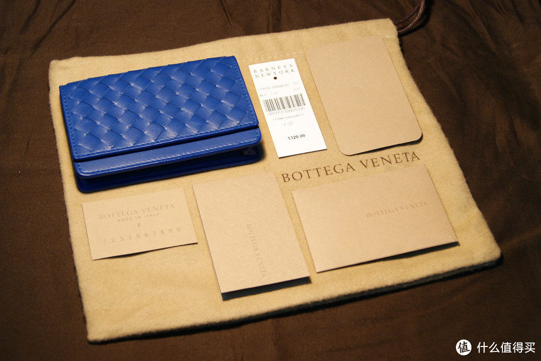 只是因为多看了你一眼：Bottega Veneta 电光蓝 编织小羊皮卡包