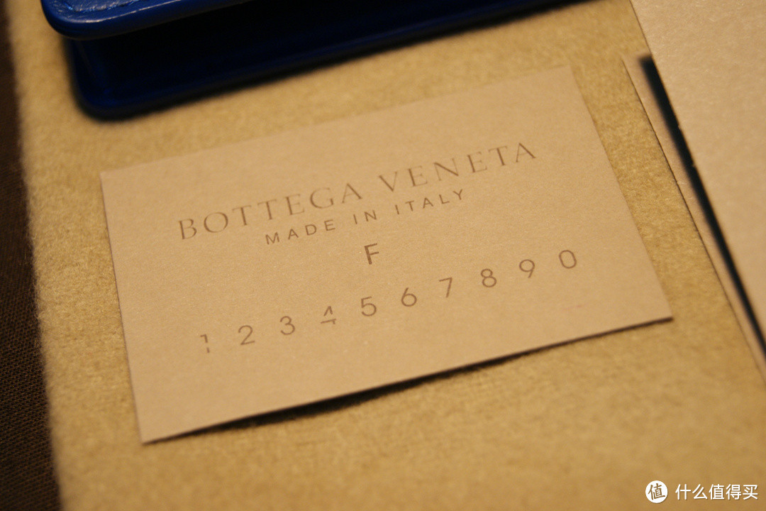 只是因为多看了你一眼：Bottega Veneta 电光蓝 编织小羊皮卡包