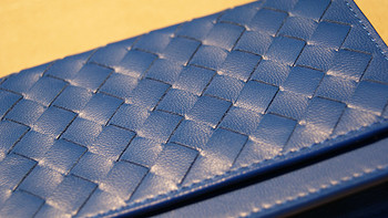 只是因为多看了你一眼：Bottega Veneta 电光蓝 编织小羊皮卡包