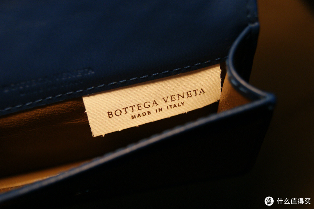 只是因为多看了你一眼：Bottega Veneta 电光蓝 编织小羊皮卡包