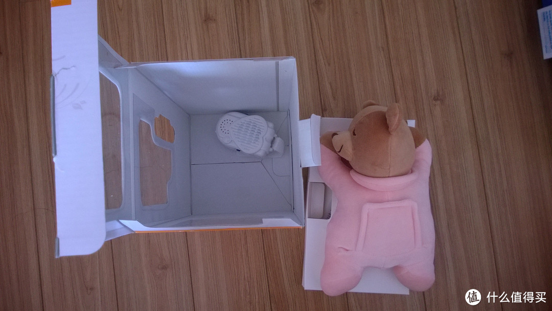 打开包装盒，里面有小熊一只，安抚巾一块，播放器一个