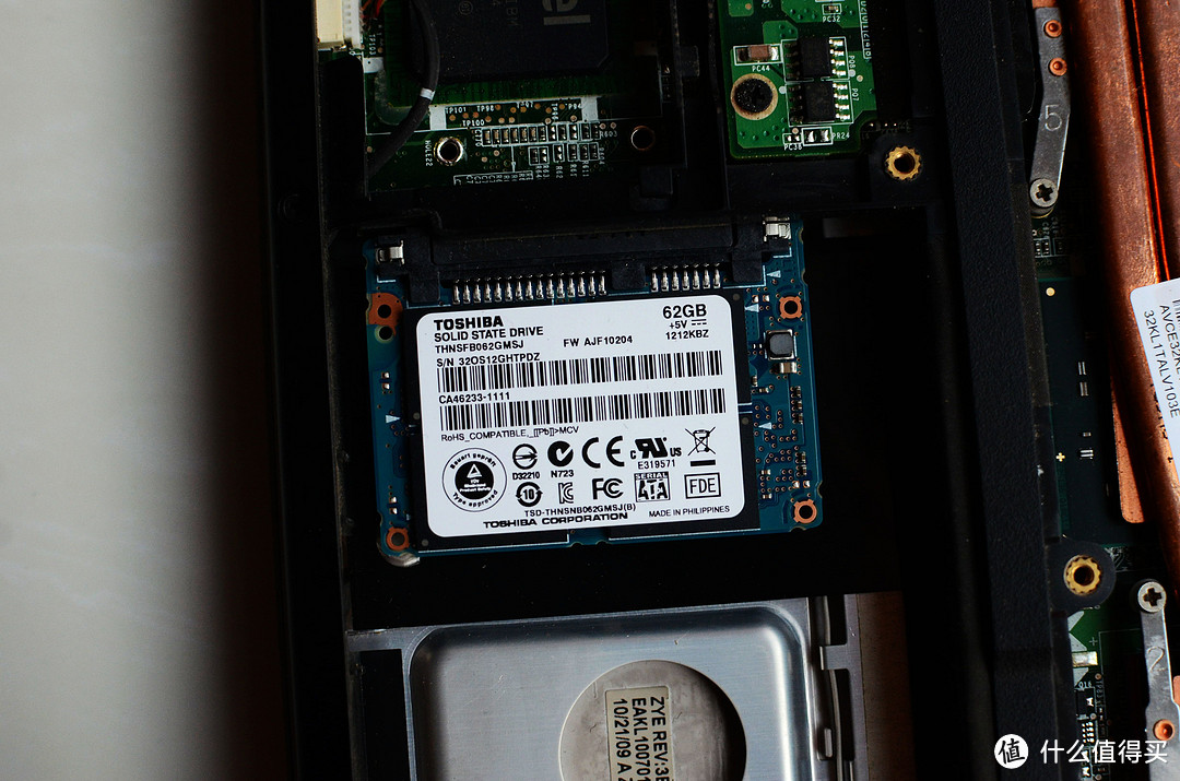 插入东芝SSD，因为接口很紧，直接插入即可不需要额外固定