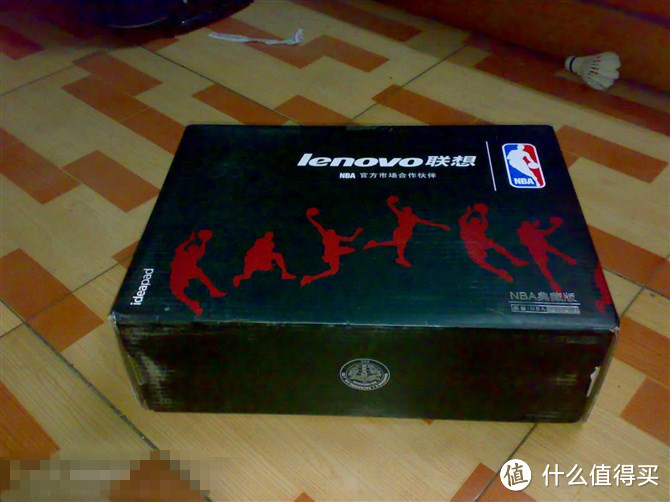 NBA版特有的包装盒，很大一个箱子！