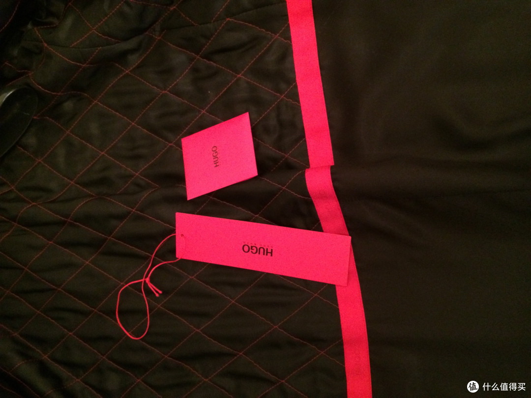 领标是红色的hugo标,另外一件是黑色的boss标,黑标红标的区别后面会说