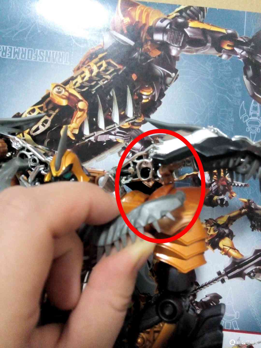 1-2将灰色小翅膀向上推,解下,两边一样; 1-2将灰色小翅膀向上推,解下,两边一样;