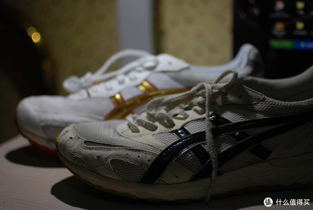 自然放置（新鞋内有鞋撑）可以看出两年后，这双鞋并没有明显塌陷