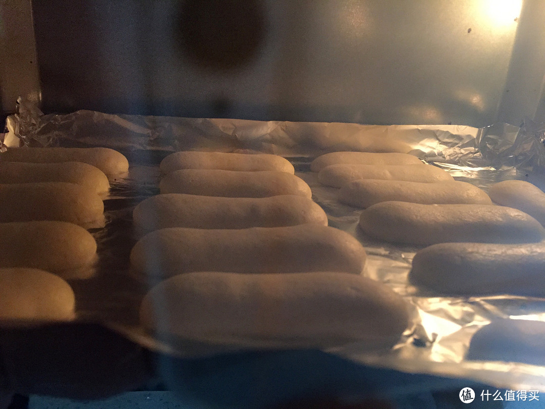 烤箱里的手指饼干，看这膨胀的胖胖的面团团，萌不萌