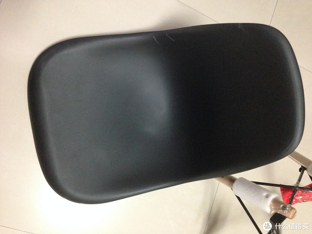 一把塑料创意休闲椅：伊姆斯餐椅