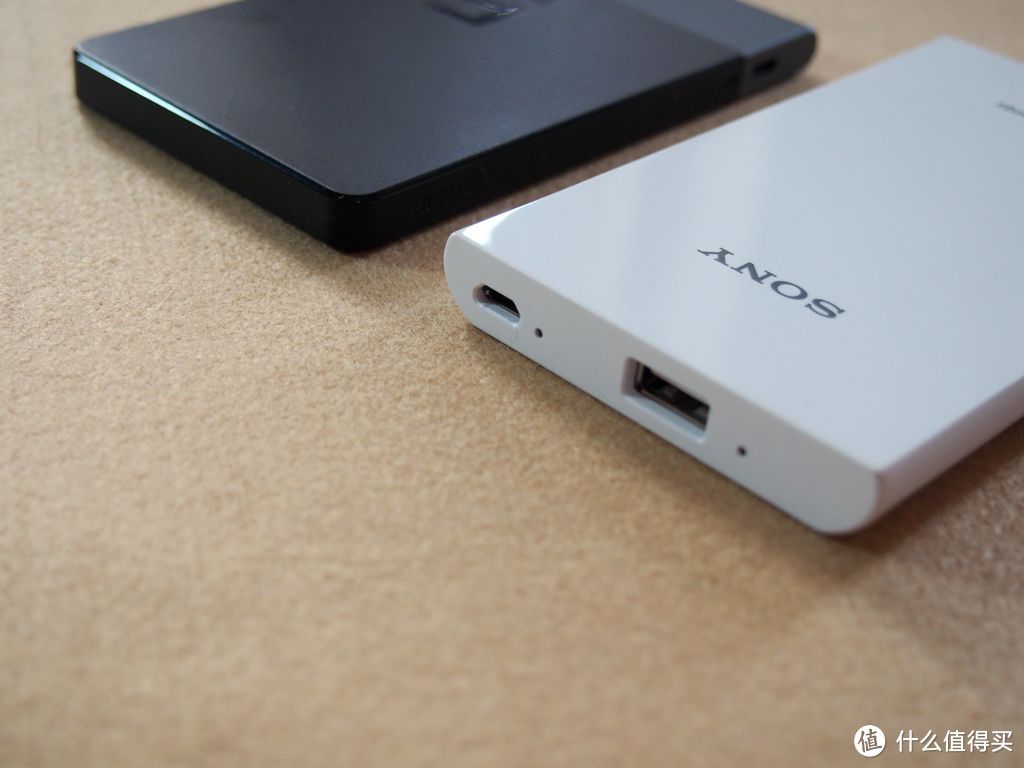 Huawei 华为 Colorphon5 超薄移动电源以及与索尼CP-V5移动电源的对比