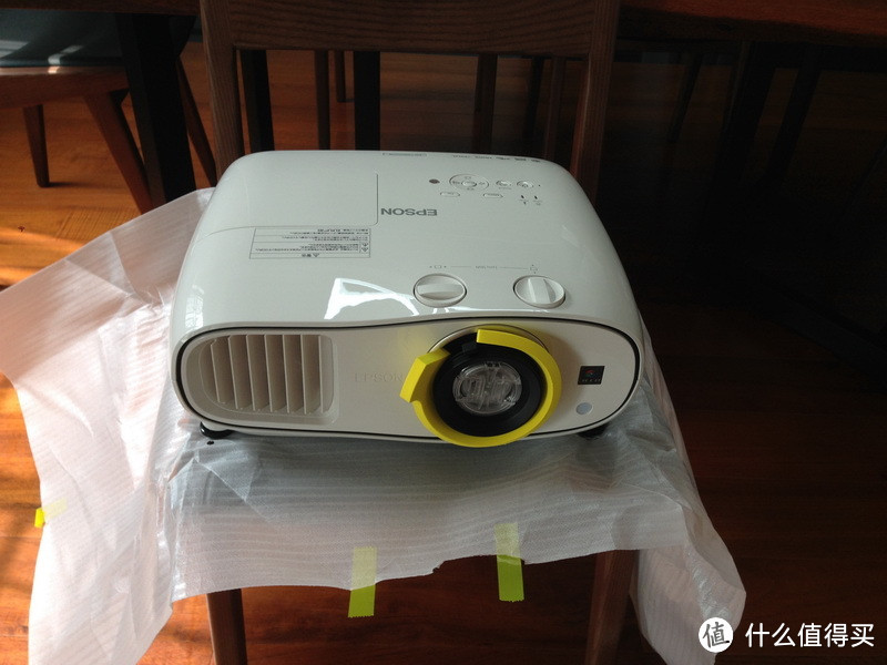 同门师兄弟的较量：家庭影院投影 EPSON 爱普生 TW6600W vs TW5200