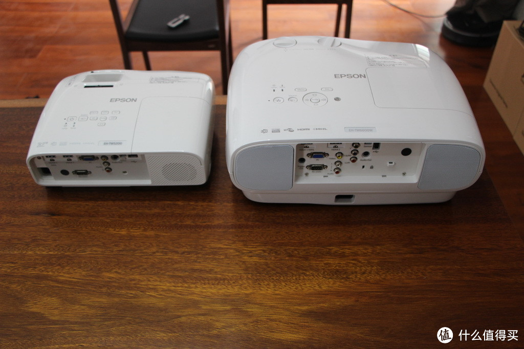 同门师兄弟的较量：家庭影院投影 EPSON 爱普生 TW6600W vs TW5200