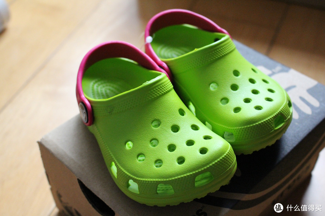 crocs 卡骆驰 Kids Classic 儿童洞洞鞋 和 KYOCERA 京瓷 FK-2PC/WH3 陶瓷刀2件套装