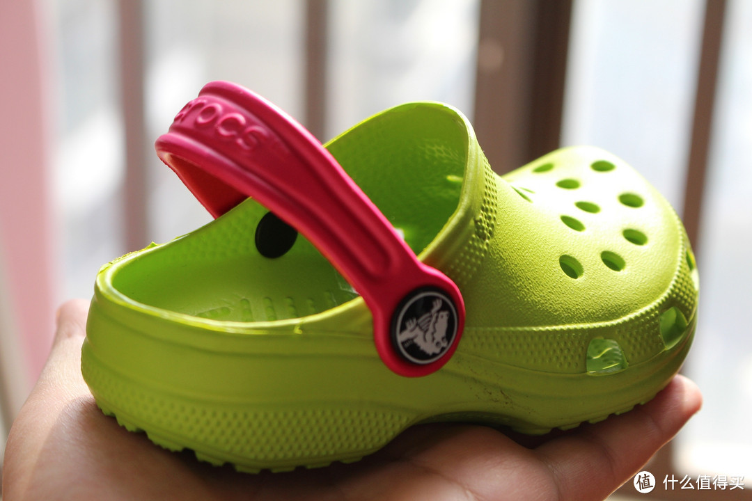 crocs 卡骆驰 Kids Classic 儿童洞洞鞋 和 KYOCERA 京瓷 FK-2PC/WH3 陶瓷刀2件套装