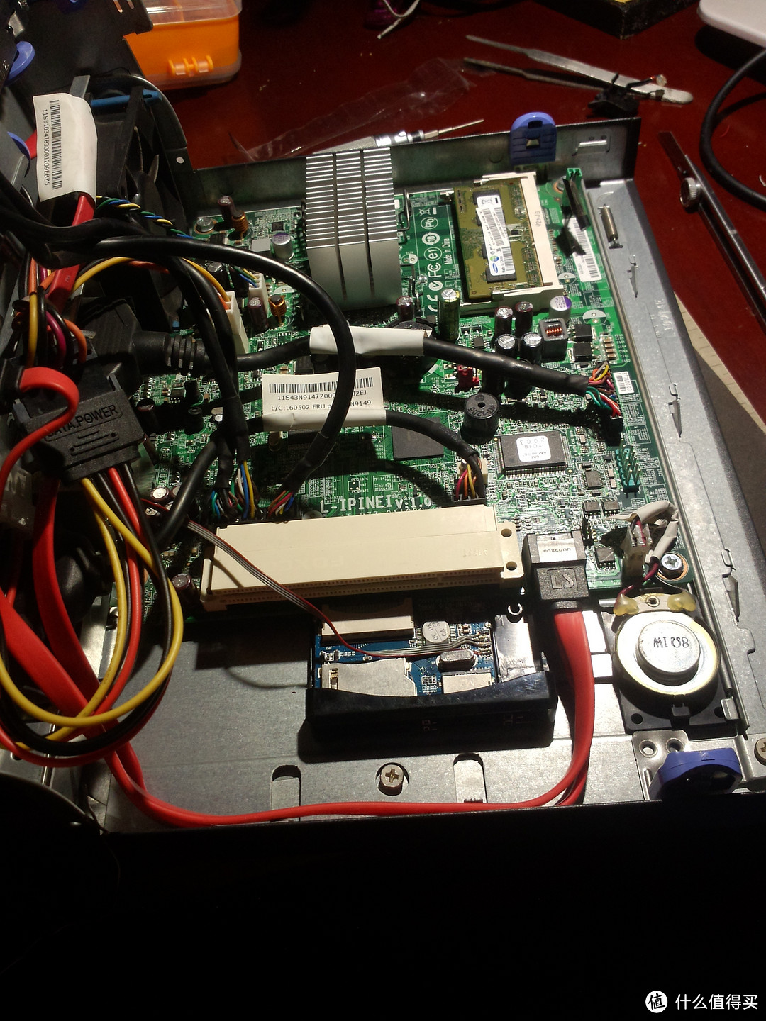 读卡器用热熔胶固定在没用的PCI接口旁，这里空间很大