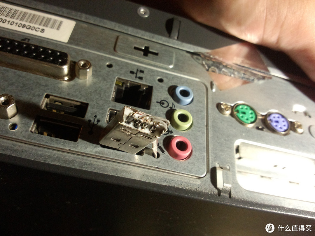 穿出来的线路焊接在断掉的读卡器的USB接口上