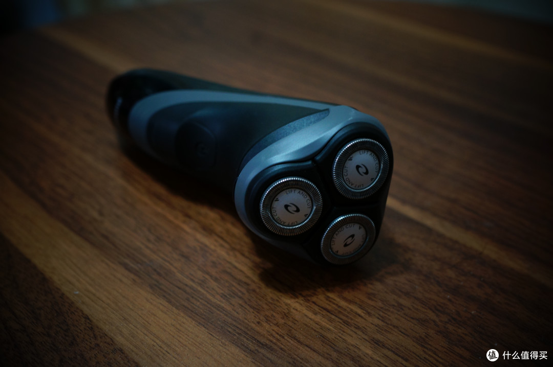 飞利浦剃须刀 爸爸老是沾我,喜欢死了那磨砂的赶脚11 微单相机 - 索尼