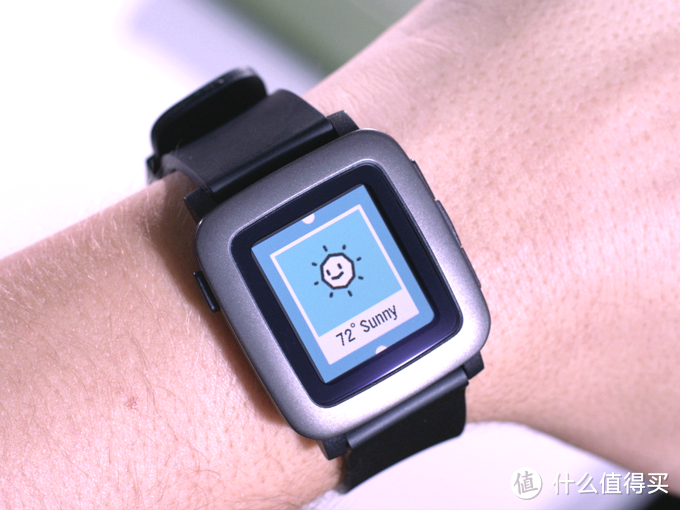 采用e-paper彩色电子纸屏幕：Pebble 发布新款智能手表 Time