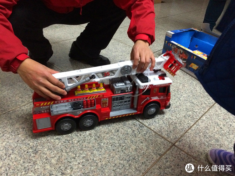 悲喜交加的Dickie Toys International Fire Brigade 24" 