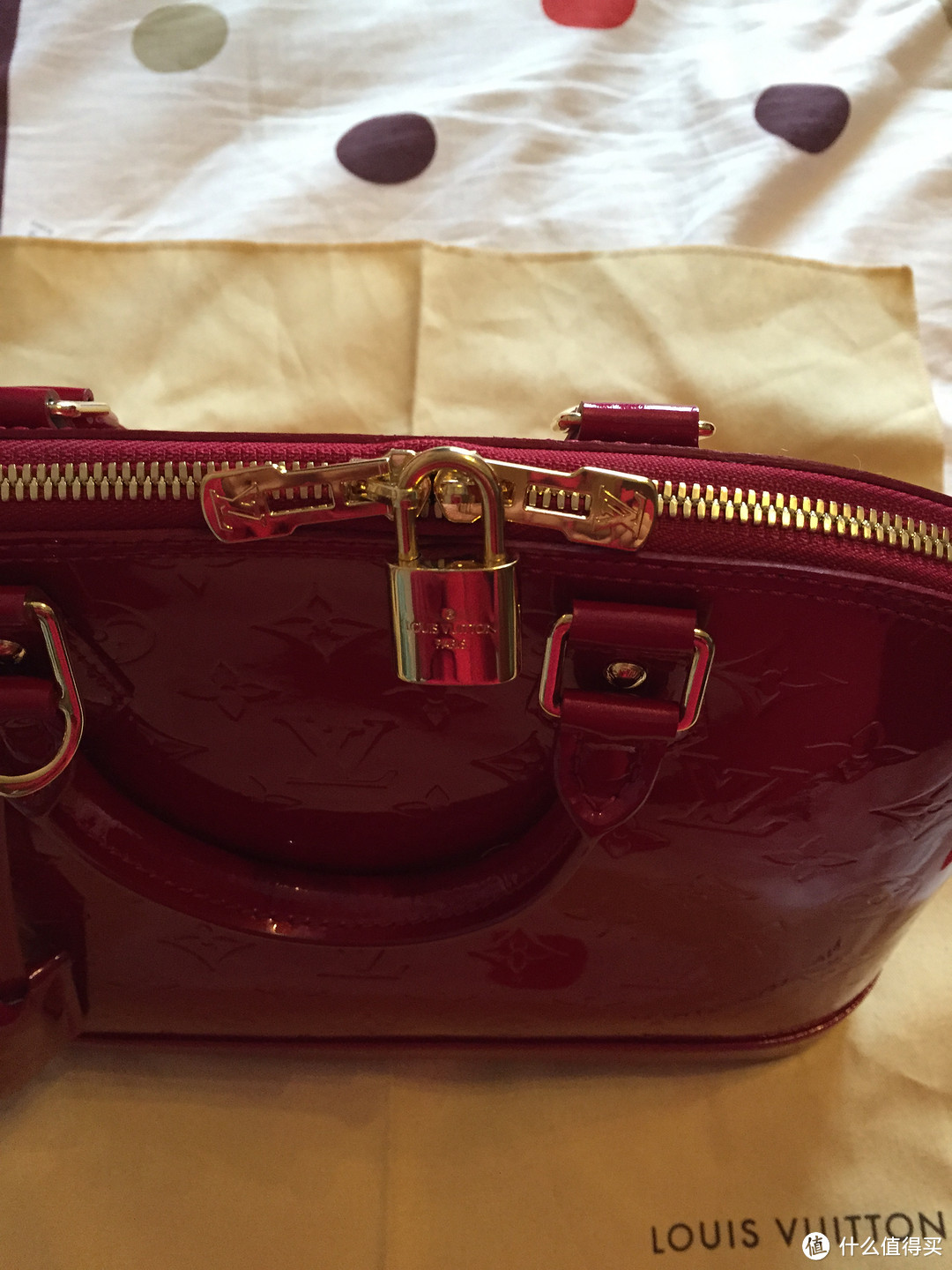 我的新娘红包：Louis Vuitton 路易威登 Alma PM POMME D'AMOUR-LV Alam 漆皮中号手提包
