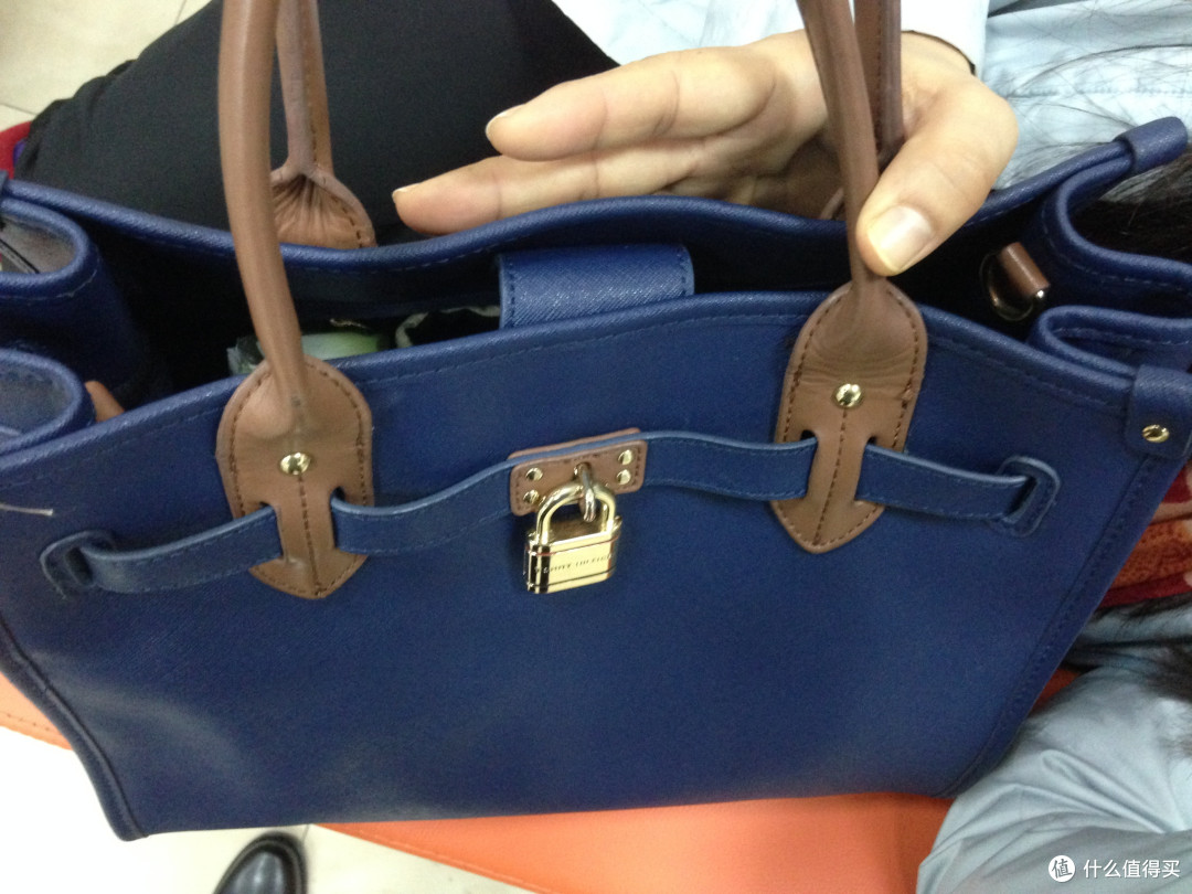 首次帮闺蜜LD海淘的Tommy HilfigerHeritage Lock Saffiano 女包