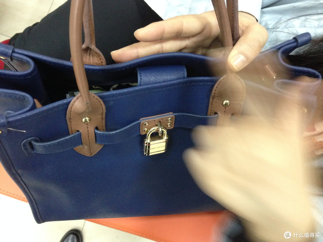 首次帮闺蜜LD海淘的Tommy HilfigerHeritage Lock Saffiano 女包