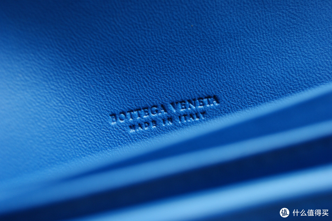 Bottega Veneta 150509 信号蓝 女款编织小羊皮长款暗扣拉链翻盖皮夹