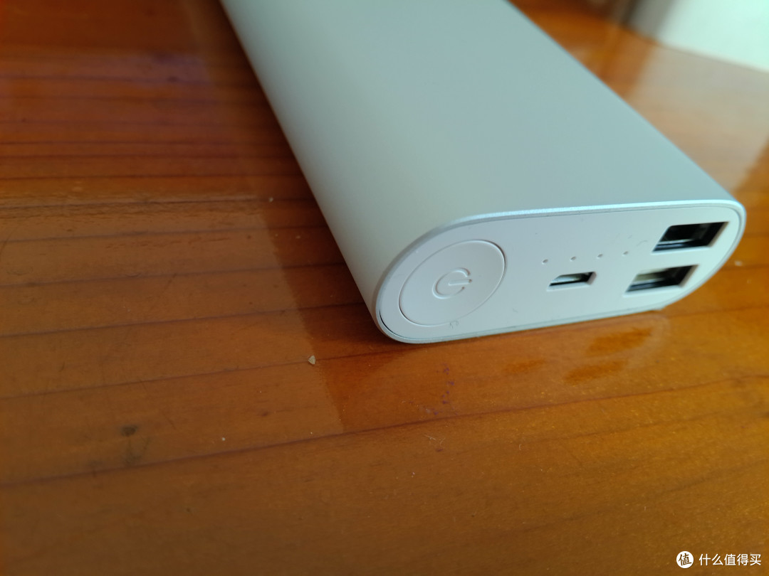 16000mAh 小米移动电源入手，简单对比老款10400mAh