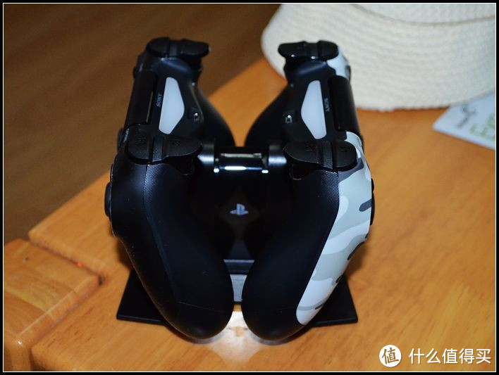 再也不用为充电犯愁了！PowerA DualShock 4 Controller Charging Station PS4双手柄充电器