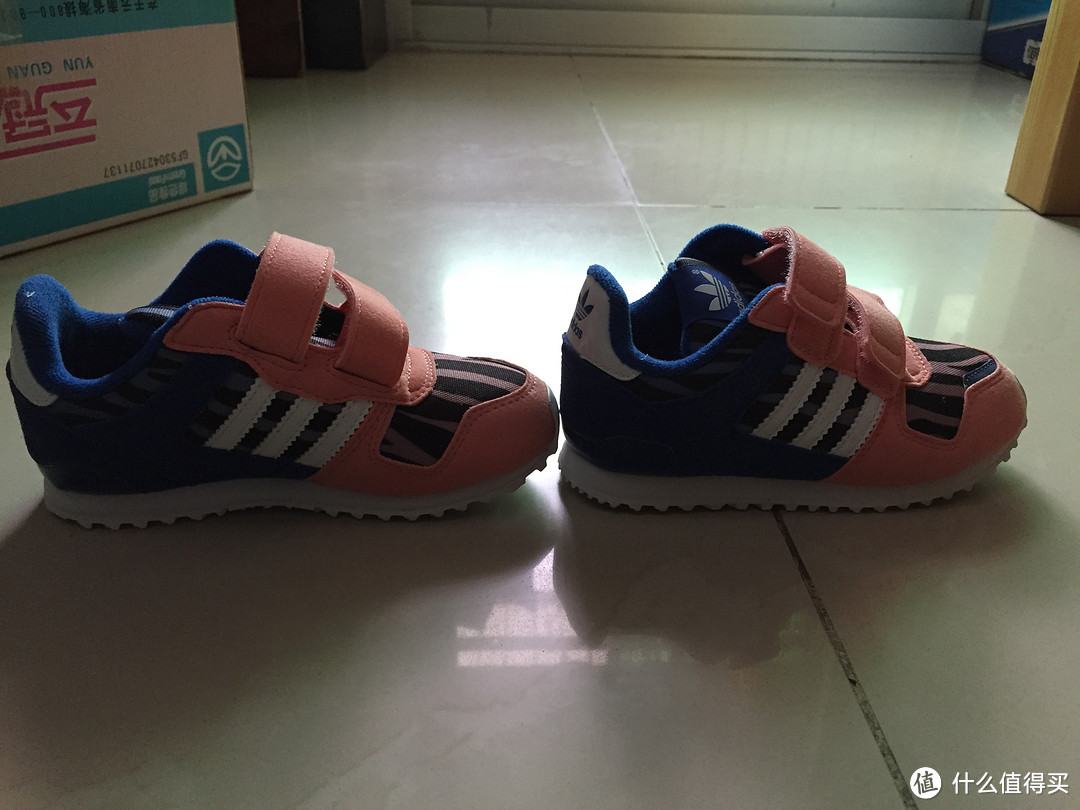 为小美女海淘童鞋 — adidas 阿迪达斯 Originals Kids & Crocs 卡洛驰 Kids Electro 拖鞋