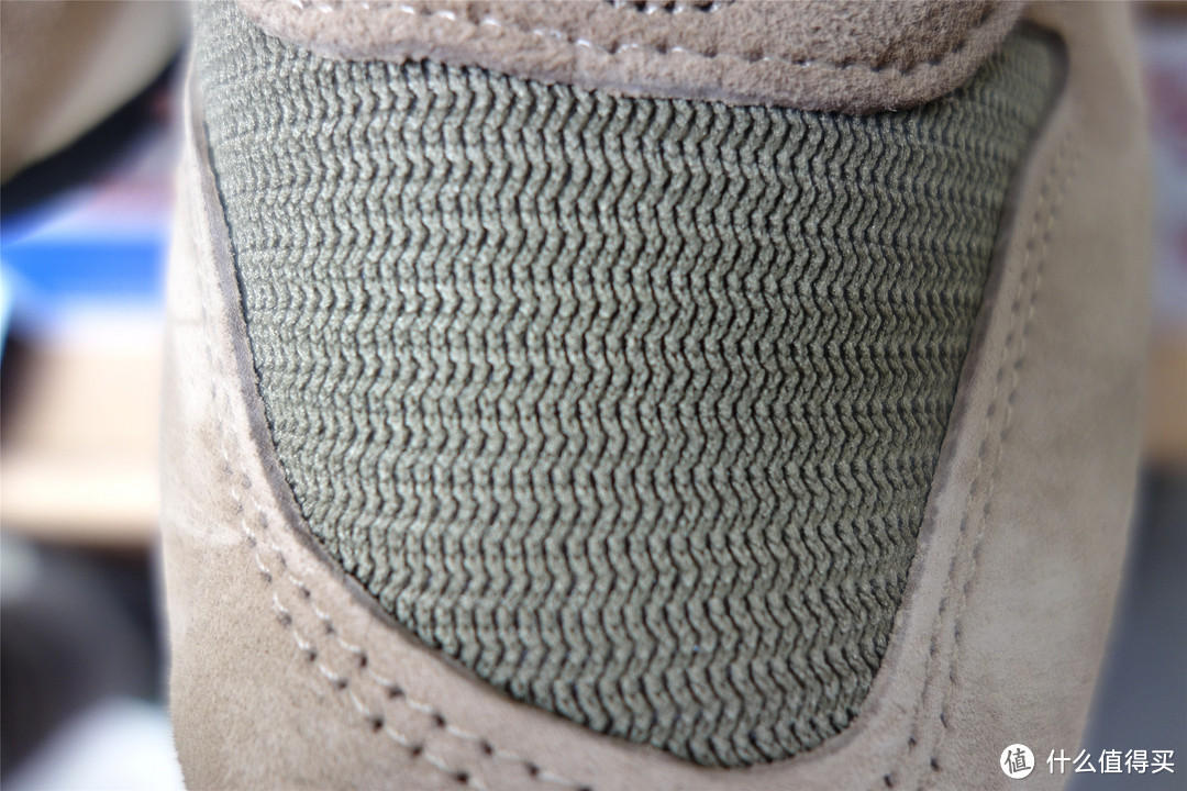 鞋头，织物是波浪型缝制。