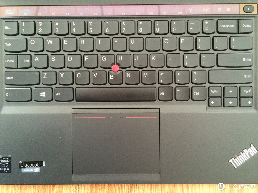 键盘手感出色，但触摸板需要适应