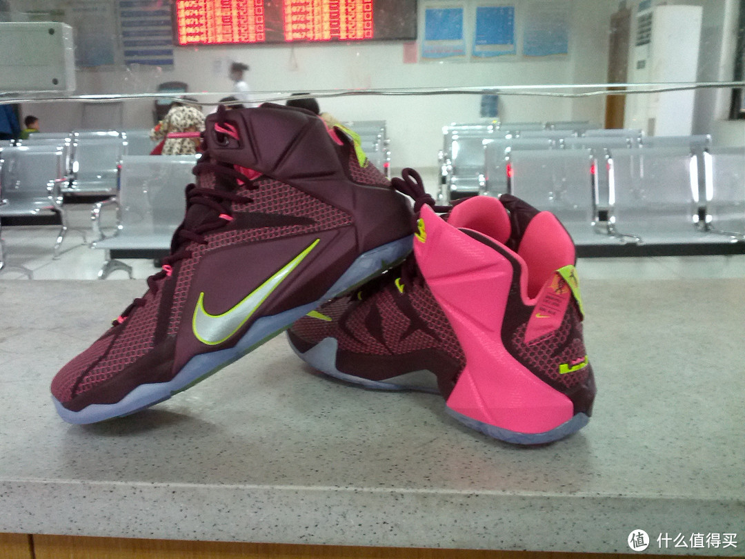 皇帝的新装：NIKE 耐克 LEBRON 12 EP pink 篮球鞋
