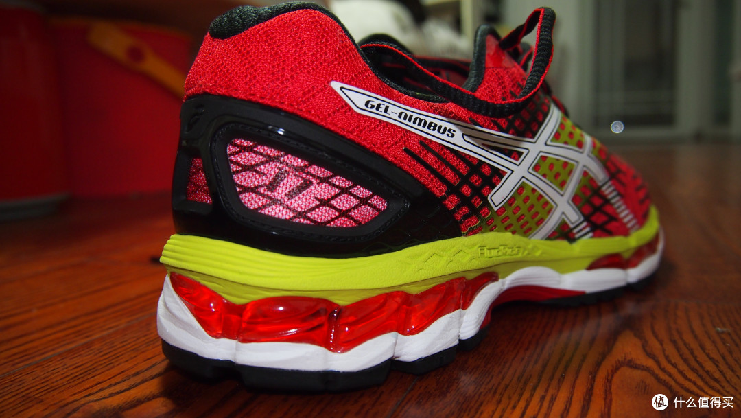 那一抹骚红:asics 亚瑟士 nimbus 17 骚红配色