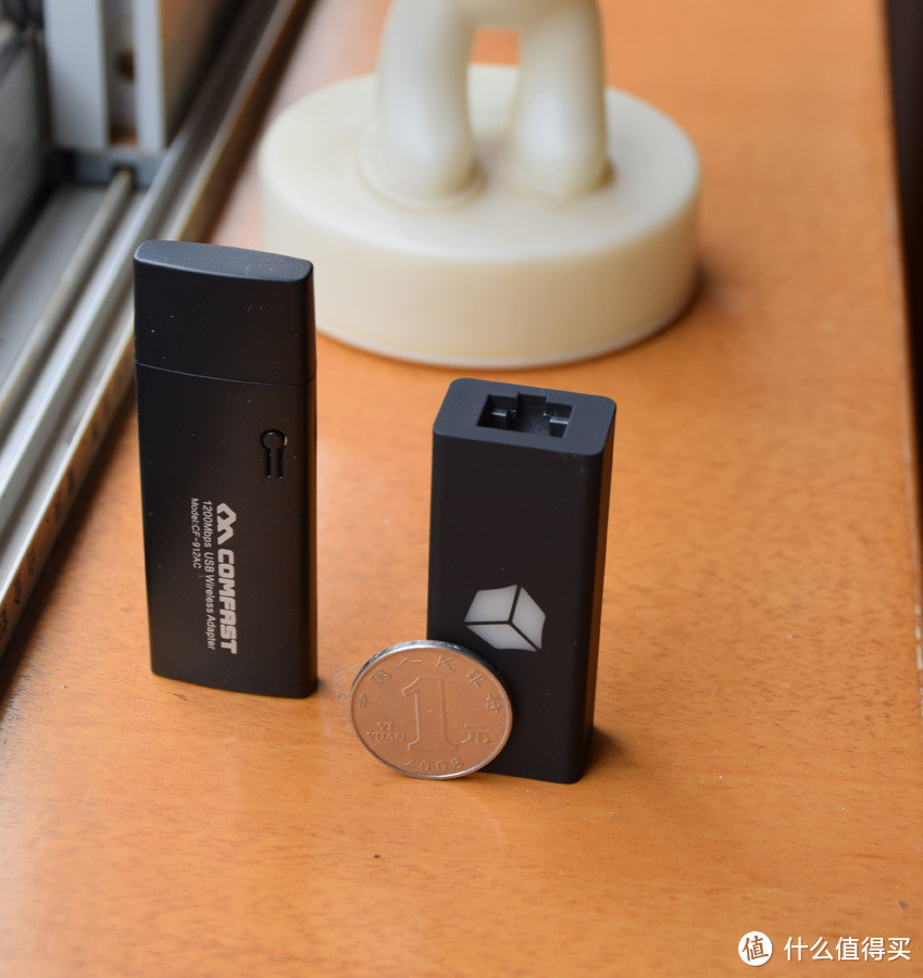 黑色棒子与USB 5G网卡的对比