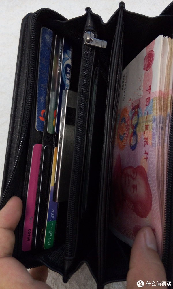 两个长款钱包:michael kors 迈克·科尔斯女士&tumi 塔米男士