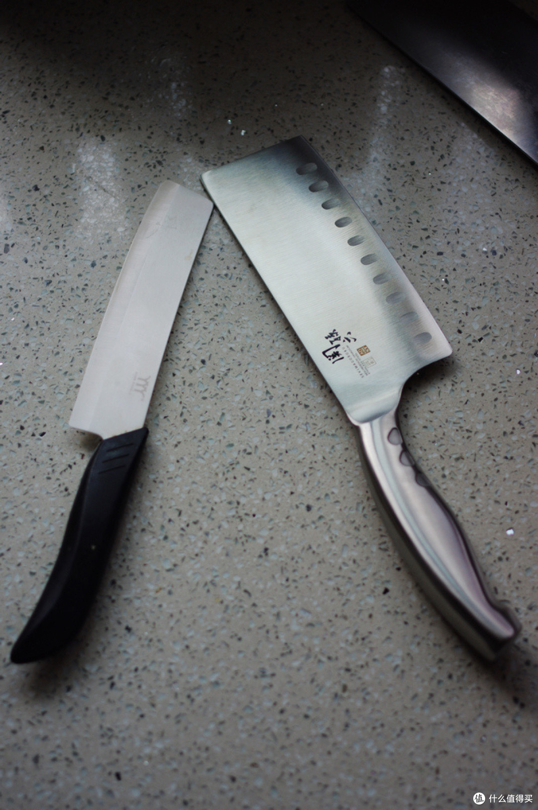 有倒角,不能钉在案板上,还记得周星星那把"小平赠"的经典吗?