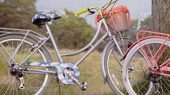 这回可以坐在单车上笑了：Cath Kidston携手KINGSTON BICYCLES推出田园风脚踏车