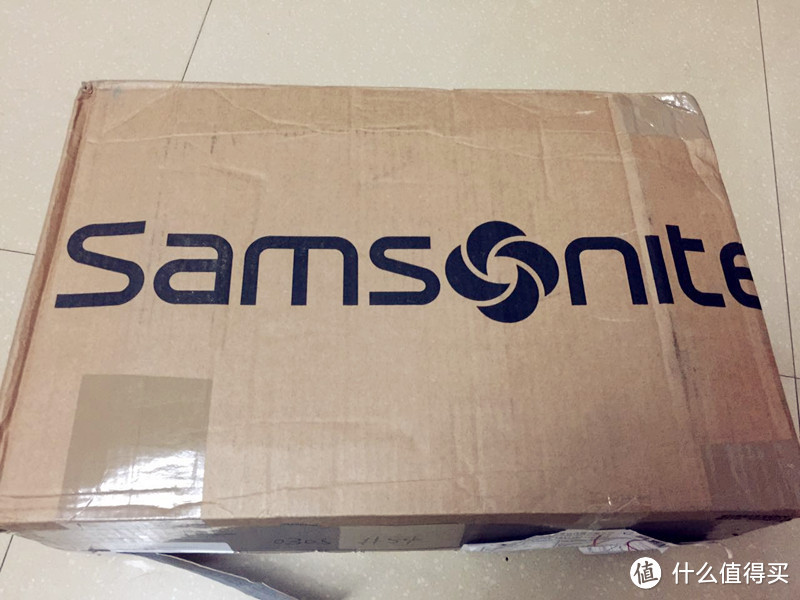 终于到手啦，Samsonite的大logo很显眼，外包装看着很牢固。