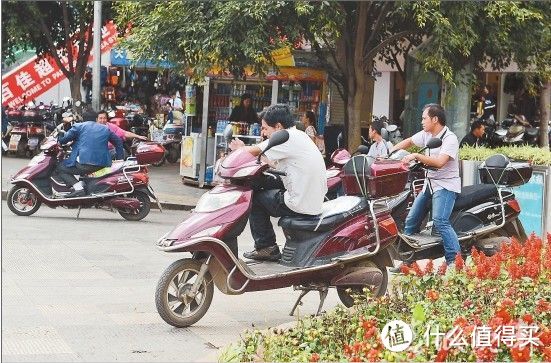 （↑从前我对电动车的印象：大叔大妈、送外卖、送快递的、矮矬穷、乡村范儿）