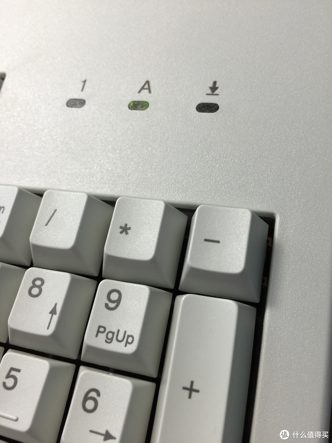一个小小的遗憾就是Mac系统下，数字1下的小键盘灯不亮