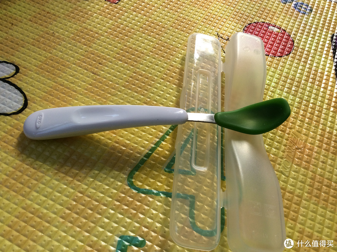 晒个婴儿小物件：OXO Tot On-the-Go Feeding Spoon 便携带盒婴儿硅胶头软勺