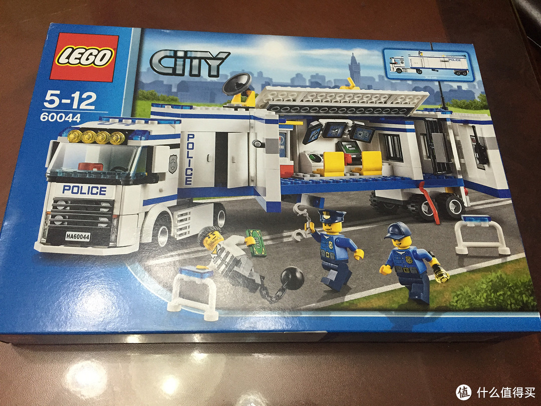 父亲和孩子一起来完成的 LEGO 乐高 60044 警车