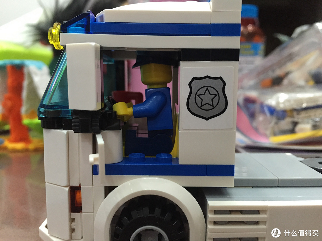 父亲和孩子一起来完成的 LEGO 乐高 60044 警车